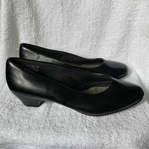 Soft Style Shoes Size 8.5W Women’s‎ Black Slip On